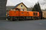 Lok 44 (MaK G 1000 BB) der Kreisbahn Siegen-Wittgenstein (KSW) f�hrt, auf KSW eigenem Gleis, mit vollem G�terzug am 25.03.2011 in Neunkirchen �ber den Bahn�bergang Wiesenstra�e in Richtung Salchendorf.