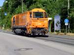 Die Mak G 2000 (Lok 43) der Kreisbahn Siegen-Wittgenstein f�hrt in Siegen-Eintracht �ber die Eiserfelder Stra�e (zum Gleisanschu� R�hrenwerk)am 19.07.2006.