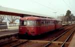 Im April 1979 steht eine 795/995-Garnitur in Radolfzell als Eilzug nach Konstanz bereit.