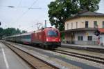 1216 013, aufgenommen am 11.06.11, bei der Durchfahrt durch A�ling, Obb.