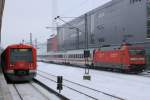 Die 101 017 rast an der Hamburger S-Bahn und dem Bahnhof Sternschanz vorbei.