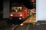 Die 101 005 wartet am 28.12.2010 im Hamburger Hbf vom Zug nach Westerland abzurangieren.