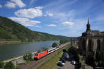 101 110-5 mit dem EC 8 (Zürich HB - Hamburg-Altona) am 13.07.2017 bei Oberwesel.
