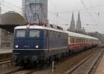E10 121 bei kurzem Halt in K�ln Messe/Deutz am 26.2.2010