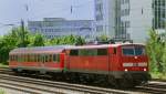 111 002-2, aufgenommen mit nur einem Waggon bei der Durchfahrt durch den Heimeranplatz, am 11.05.02.