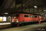 Die 111 12 wartet vor der wundersch�nen Hallenkostruktion des Frankfurter Hauptbahnhofs auf die Abfahrt nach Heidelberg Hbf.
