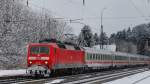 120 106-0, aufgenommen mit den Spuren des harten Winterdienstes im Gesicht, am 20.02.13, in A�ling.