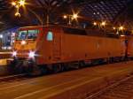 120 117-7 mit der abgeb�gelten 101 002 im Schlepp mit einem EC in K�ln Hbf.