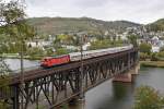 Die 181 207-2 mit dem IC 136 nach Luxembourg auf der Doppelstockbr�cke von Bullay am 08,10,11