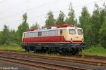Die Elektrolokomotiven der Baureihe E 320, ab 1968 Baureihe 182 der Deutschen Bundesbahn, waren Mehrsystemlokomotiven, die f�r den grenz�berschreitenden Verkehr nach Frankreich und Luxemburg f�r zwei verschiedene Oberleitungsspannungen ausger�stet waren.

Die fr�hen Jahrzehnte der Bundesbahn waren gepr�gt von der forcierten Elektrifizierung des Schienennetzes, die Anfang der 1960er auch das Saarland erreichte. Schon damals begann sich auch der grenz�berschreitende Schienenverkehr zu formen, der aber durch die unterschiedlichen Oberleitungsspannungen in Frankreich und den Benelux-Staaten zeit- und arbeitsintensive Lokwechsel in den Grenzbahnh�fen erforderte. Aus diesem Grund vergab die Bundesbahn 1957 den Auftrag an AEG, BBC und Siemens/SSW, den elektrischen Teil f�r eine Lokomotive zu entwickeln, die ihren Fahrstrom aus dem deutschen und dem nordfranz�sischen bzw. luxemburgischen Bahnstromsystemen beziehen konnte. Die Technik sollte auf den bew�hrten Lokkasten der E 10 / E 40 aufgesetzt werden, daher auch die gleiche Optik.

1960 wurden die Lokomotiven E 320 01, 11 und 21 von den drei gro�en Elektronikfirmen mit Ausr�stung f�r das franz�sische Wechselstromsystem geliefert und wurden vorwiegend auf der Strecke Saarbr�cken-Forbach eingesetzt. 1968 wurden sie in Baureihe 182 umgezeichnet.

Die (zu diesem Zeitpunkt bereits ausgemusterte) 182 001 wurde Anfang 1983 als erstes komplettes Triebfahrzeug auf dem Rollenpr�fstand M�nchen-Freimann erprobt.

Aus der Achsfolge Bo'Bo' geht hervor, dass die Lokomotiven zwei Drehgestelle mit insgesamt vier Fahrmotoren und damit vier angetriebenen Achsen besitzt. Die Kraft�bertragung erfolgt mittels Tatzlagerantrieb.

Bis 1983 wurden die Maschinen von Saarbr�cken aus vorwiegend nach Forbach (F) eingesetzt, dann wurde auch die letzte von ihnen ausgemustert.
182 001 wurde 1981 an die AEG verkauft und diente bis Ende der 1980er Jahre als Versuchstr�ger. Als solcher wurde sie Anfang der 80er Jahre auf der S27 in M�nchen im Wendezugbetrieb eingesetzt. Sie erhielt dabei einen neuen Anstrich in rot/beige. Da in einem F�hrerstand zahlreiche Messger�te aufgebaut waren, war nur noch ein F�hrerstand in seiner eigentlichen Funktion verf�gbar. Die 182 001 wurde daher immer mit einem, aus einem BDylf umgebauten, Steuerwagen ( BDylf457 50 80 82-11 063 ) - gekuppelt.

182 001 wurde am 30. Juni 1977 ausgemustert und geh�rt heute zum Bestand des DB-Museum Koblenz-L�tzel. Sie tr�gt den rot-wei�en AEG-Versuchs-Anstrich und wurde, allen Unkenrufen zum Trotz, in den letzten Monaten �u�erlich aufgearbeitet. Bei der Lokparade am 08.06.2013 wurde die restaurierte Maschine erstmals der �ffentlichkeit pr�sentiert.

182 011 wurde 1983/84 in M�nchen-Freimann und 182 021 1983 im AW Kassel verschrottet.

Quelle: Wikipedia
