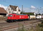 Endlich mal etwas Abwechslung, danke Cross Rail, die im Neuen Outfit Lackierte 185 595 durchfuhr den Bahnhof Effringen-Kirchen Richtung Freiburg.