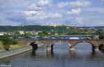 185 527-9 zieht einen LKW-Walter-Ganzzug am 13.06.2015 über die Europabrücke zwischen Koblenz-Lützel und Koblenz Stadtmitte.