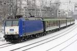 Die 185-CL 001 mit 5 Eurostrandwagen fahren als RE13 f�r die Eurobahn, in Wuppertal Elberfeld am 01,02,10