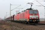 189 049-3 mit Schwestermaschine und Erzzug kurz vor Porz Wahn am 25.02.2011