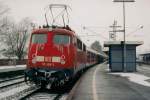 DB: N-Wagenpendelzug auf der Fahrt nach Stuttgart mit der 110 506-3 bei einem Zwischenhalt in Radolfzell im Februar 2004.