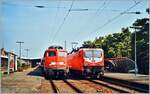 In Lörrach stehen: die DB 143 050-3 mit ihrer RB nach Basel Bad. Bf und die DB 110 470-2 mit ihrem  Schülerzug nach Freiburg i.B. (via weil am Rhein).

Analogbild vom August 2002
