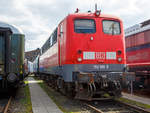 Die DB 150 186-5 am 09.04.2016 im DB Museum Koblenz. 

Die DB verschrottete fast alle ihre Loks der Baureihe 150 in den Jahren 2003/04. Erhalten geblieben sind nur zwei Maschinen als Museumsloks. Dies sind: Die 150 091 als E 50 091 im Ablieferungszustand und diese 150 186-5 im letzten Betriebszustand in verkehrsroter Lackierung, beide kann man im DB Museum Koblenz besichtigen. Damit sind jeweils eine 150er der ersten Bauserie und der letzten Bauserie erhalten geblieben. Die 150 186 ist zudem noch ein Unikat, da sie eine der mit Schweizpaket ausgerüsteten 150er ist; sie besitzt ein Schweizer Stromabnehmer-Schleifstück und den Schweizer Zugbahnfunk.  

Die 150 186-5 wurde 1972 von der Krauss-Maffei AG in München unter der Fabriknummer 19620 gebaut, der elektrische Teil ist von SSW (Siemens-Schuckert-Werke).
    
Die Baureihe E 50 (ab 1968 als Baureihe 150 geführt) ist eine für die Deutsche Bundesbahn erstmals im Jahre 1957 gebaute Einheitselektrolokomotive für den schweren Güterverkehr. Die letzten Exemplare wurden im Jahr 2003 von der Deutschen Bahn ausgemustert.

1950 beschloss der zuständige Fachausschuss der Bundesbahn die Beschaffung zweier Grundtypen von Elektro-Einheitslokomotiven mit weitgehend standardisierten Bauteilen. Dies sollten eine sechsachsige Güterzuglok auf Basis der Baureihe E 94 und eine an die Baureihe E 44 angelehnte Mehrzwecklokomotive sein. Die Führerstände sollten so gebaut werden, dass die Lokführer ihre Arbeit sitzend verrichten konnten. Bei allen vorherigen Baureihen mussten sie stehend fahren, um die Aufmerksamkeit zu erhöhen.

Die Mehrzwecklok erhielt zunächst den Arbeitstitel E 46, wurde jedoch in Baureihe E 10 umbenannt, nachdem sie durch Erhöhung der geforderten Höchstgeschwindigkeit formell eine Schnellzuglokomotive wurde. Die schwere Güterzuglok erhielt die Bezeichnung Baureihe E 50. Die Entwicklung, die zu weitgehend einheitlichen Baugruppen führte, begann 1952 mit der Lieferung von fünf Versuchslokomotiven der Baureihe E 10.0, in denen die Anforderungen des Bundesbahn-Zentralamts und die Vorstellungen der Hersteller verwirklicht waren.

Die ab 1957 gebaute E 50 (ab 1968 BR 150) war die erste schwere Güterzug-Ellok des Einheitslokomotivprogramms. Bis 1973 wurden in mehreren Serien insgesamt 194 Lokomotiven geliefert, die zunächst die gleichen Aufgaben wie die schweren Lokomotiven der Baureihe E 94 vor dem Zweiten Weltkrieg übernahmen und diese später ersetzten.

Die Baureihe 150 fand ihren Nachfolger in der Baureihe 151, weil ihre Leistungsfähigkeit für das 1969 beschlossene neue betriebliche Leitprogramm für den schweren Güterzugdienst nicht mehr ausreichte. Zudem war seitens des Betriebsdiensts an der Baureihe 150 seit jeher kritisiert worden, dass ihre Zugkraft oberhalb von 80 km/h stark einbrach. Einsätze mit Geschwindigkeiten über 80 km/h bei höheren Zugkräften führten häufig zu Fahrmotorschäden. Mit Erscheinen der modernen Drehstromlokomotiven der Baureihe 152 wurde die Baureihe 150 verstärkt ausgemustert. Das letzte Bahnbetriebswerk für den Einsatz war Kornwestheim, von wo aus sie neben dem schweren Güterzugdienst auch im Schiebedienst auf der Geislinger Steige und der Spessartrampe eingesetzt wurden. Zum Jahresende 2003 schieden die Lokomotiven der Baureihe 150 vollständig aus dem Dienst bei der DB aus.

Wie alle Lokomotiven des Einheitslokomotivprogramms hatte die E 50 Drehgestelle als geschweißte Kasten-Konstruktionen mit Drehzapfen und geschweißte Kastenaufbauten mit Lüftergittern. Der Rahmen stützte sich über Schraubenfedern und Gummielemente auf die Drehgestelle ab. Die beiden Drehgestelle waren mit einer Querkupplung miteinander verbunden, um ein Anheben des vorderen Drehgestelles beim Anfahren schwerer Züge zu vermeiden. Als Bremse wurde eine indirekt wirkende Druckluftbremse Bauart Knorr und zum Rangieren eine direkt wirkende Zusatzbremse verwendet.

Auf dem Dach befanden sich die Scheren-Stromabnehmer Bauart DBS 54a. Die Fahrmotoren der Baureihe 150 tragen die Bezeichnung EKB 760 und sind kleiner, leichter und schwächer als die SSW-Motoren WBM372-22 der Baureihen 110 / 140. Gegenüber deren Nennleistung von 925 kW weisen sie nur eine solche von 735 kW auf. Sie sind zwölfpolig und stammen technisch von den in der E 94 verwendeten AEG-Motoren ab. Sechs Radiallüfter für jeden Fahrmotor sorgen für die Kühlung. Die erste Serie der E 50 (001-025) erhielt noch den bewährten Tatzlager-Antrieb, da man dem Gummiringfeder-Antrieb der Siemens-Schuckert-Werke (SSW) nicht zutraute, große Leistungen ohne übermäßigen Verschleiß auf die Schienen zu bringen. Nachdem sich diese Bedenken als unbegründet erwiesen hatten, erhielten auch die nachfolgenden E 50 den Gummiringfeder-Antrieb.

TECHNISCHE DATEN der BR 150:
Gebaute Anzahl: 194
Spurweite: 1.435 mm (Normalspur)
Achsformel: Co'Co'
Länge über Puffer: 19.490 m
Drehzapfenabstand: 9.700 mm
Drehgestellachsstand: 4.360 mm
Höhe: 3.954 mm
Breite: 3.130 mm
Treibraddurchmesser: 1.250 mm
Höchstgeschwindigkeit: 100 km/h
Leistung: 4.500 kW bei 79 km/h
Anfahrzugkraft: 441 kN
Dienstgewicht: 128,0 t
Radsatzfahrmasse: 21,0 t
Anzahl der Fahrmotoren: 6
Antrieb: Gummiringfeder (anfangs Tatzlager)
Stromsysteme: 15 kV 16 2/3 Hz, Oberleitung

