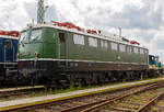 
Die schwere Güterzug-Elektrolokomotive E50 091 / 150 091-7 am 18.07.2012 im DB Museum Koblenz, in der Ursprungsausführung.

Die Lok wurde 1963 bei Krupp unter der Fabriknummer 4432 gebaut, der Elektrische Teil ist von AEG.

Die ab 1957 gebaute E 50 (ab 1968 als Baureihe 150 geführt) war die erste schwere Güterzug-Ellok des Einheitslokomotivorogramms. Bis 1973 wurden in mehreren Serien insgesamt 194 Lokomotiven geliefert, die zunächst die gleichen Aufgaben wie die schweren Lokomotiven der Baureihe E 94 vor dem Zweiten Weltkrieg übernahmen und diese später ersetzten. Wie alle Lokomotiven des Einheitsprogramms hatte die Baureihe E 50 bzw. die spätere 150 Drehgestelle als geschweißte Kasten-Konstruktionen mit Drehzapfen und geschweißte Kastenaufbauten mit Lüftergittern.
