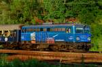 1042 520-8, aufgenommen im letzten Licht des Tages am 15.06.12, bei der Durchfahrt durch Neuoffingen.