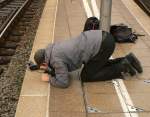 Kollege Daniel Meyer bei der Arbeit in K�ln Hbf am 03.10.2010 , er postiert die Leih FZ-7 am Bahnsteigrand, um den ausfahrenden 403 012 zu filmen ! 