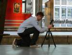 Kollege Marlon Klien bei der Arbeit auf Gleis 6/7 , um die SBB Cargo Re 482 an Gleis 6 aufzunehmen, wie immer auf der Suche nach der ultimativen Sch�rfe .... , wird schwer bei ner Nikon .. ;-) ! 