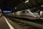 Der ICE hat gerade erst den Frankfurter Hbf erreicht.