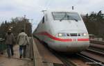 Weil der Pendelzug zum Stadion nicht den Abzweig Forsthaus frei machte, musste dieser ICE1 mit 500 Hz aktiv �ber die Br�cke q�ulen.