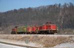 �berf�hrung der Diesellok V81 (Esslingen), V23 + V25 (MaK) + Packwagen 72 durch die V152 (Gmeiner D 100 BB) zur SVG Eisenbahn-Erlebniswelt Horb am Neckar, hier zwischen Eyach und M�hlen nach Horb. (04.02.2012)