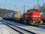 DH712 der HGK mit einem Giftzug in K�ln West am 30.12.2010