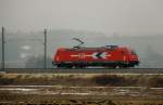 185 632-7, HGK 2067, aufgenommen am 08.02.10, auf der Strecke Ulm-Augsburg, kurz nach Burgau.