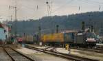 ES 64 U2-032, aufgenommen am 19.03.11, bei der Durchfahrt durch den Bahnhof Treuchtlingen.