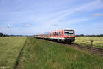 245 210-0 schiebt den RE 11023 (Westerland(Sylt) - Hamburg-Altona) am 05.07.2017  in Lenshallig am BÜ Rollwagenzug.
