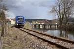 X 73755 bei der Ausfahrt aus Morteau mit dem hochwasserführenden Doubs.