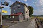 Das Empfangsgeb�ude des Bahnhofs Avoudrey steht heute nur noch an einem Haltpunkt. Die Ligne des Horlogers wird momentan schon wieder mit Vollsperrung umfassend saniert. Diesmal im Streckenteil bis Gilley. Vom Charakter dieses Bahnhofs auf dem Land ist dennoch so einiges �briggeblieben. Fast erwartet man den Postboten Francois aus  Jour de f�te  mit dem Fahrrad um die Ecke d�sen. Avoudrey, August 2024.