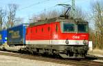 1144 223-5, aufgenommen am 27.02.10, bei der Durchfahrt durch A�ling, Strecke M�nchen-Rosenheim.