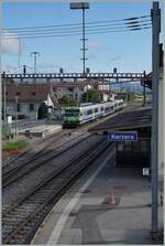 Der BLS RBDe 565 241 ist als S 52 von Lyss via Kerzers nach Bern unterwegs und wartet nun in Kerzes auf den Gegenzug.