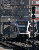 Auf Motivsuche mit Olli in Schaffhausen - 

Scheinbar nach vorne breiter wird RABe 526 794-3 bei der Ausfahrt als S1 in Richtung Stein am Rhein. Durch die Bogenfahrt sieht man auch der rechten Seite schon einen Teil des vorderen Wagens, der diese Wirkung verursacht.

09.03.2025

