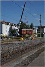 In Villeneuve wird der SBB Xs 40 85 95 49 200-5 CH-SBBI (ex Gs) von einem  Kran von seinem durch den Wegfall einer Weiche nicht mehr am Netz angeschlossen Abstellgleis auf einen Lastwagen verladen.