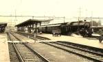 Die C 5/6 2965 wartet im Sommer 1997 mit einem Sonderzug im Bahnhof Delemont auf die Abfahrt nach Glovelier
