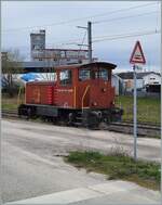 Die schmalspurige BAM MBC besitzt zunehmend Normalspurfahrzeuge, neben der Re 4/4 II 506, und Te 212 sowie einem Tem nun auch diesen Tm 232 134 (98 85 5232 134-7 CH-MBC) der im Kieswerk in Gland für Rangieraufgaben benötigt wird.

4. März 2024