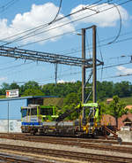 Der BLS Bautraktor Tm 235 203-7 (Tm 98 85 5235 203-7 CH-BLS), ein BLS SIF (Störungsinterventionsfahrzeuge) Typ C bzw. Robel Gleiskraftwagen mit PALFINGER-Kran PK 20002 D 20mt (Baujahr 2007), abgestellt am 28.05.2012 beim Bahnhof Spiez.

BLS Anforderungen an die Störungsinterventionsfahrzeuge im Einsatz sind u.a.:
Modernstes Partikelfiltersystem für problemlosen Einsatz speziell im Tunnelbereich.
Funkfernsteuerung für den Baustelleneinsatz inkl. Kranbedienung (V = 0 bis10 km/h), z. B. für Verfüllarbeiten von Schotter.
Transport von Baumaterial und Geräten zur Baustelle.
Schienenladeeinrichtung für den Transport von zwei 13 m-Schienen.
Leistungsfähiger Ladekran mit großer Reichweite, je nach Typ teilweise ausgerüstet mit Arbeitskorb für die Instandhaltung der Oberleitung.
Große Kabine mit Standheizung und Temperatur-Absenkanlage,  Sitzplätze für 7 Personen (1 Fahrer, 6 Beifahrer).

TECHNISCHE DATEN: 
Spurweite: 1.435 mm 
Achsfolge: B
Länge über Puffer: 14.396 mm
Achsabstand: 9.000 mm
Treibraddurchmesser: 920 mm (neu)
Gesamtbreite: ca. 3.160 mm
Länge der Ladefläche: 5.500 x 2.700 mm
Eigengewicht: 32 t
Zuladung: 5 t
Minimaler Kurvenradius: R 80 m
Höchstgeschwindigkeit (hydrodynamisch): 100 km/h 
Höchstgeschwindigkeit (hydrostatisch): 10 km/h
Höchstgeschwindigkeit (geschleppt): 100 km/h
Motorart und -type: 2 Stück wassergekühlter V6-Zylinder-Dieselmotor mit Turboaufladung, Ladeluftkühlung und Vierventiltechnik vom Typ DEUTZ TCD 2015 V6 4V
Hubvolumen je Motor: 11,9 l (Bohrung Ø 132 mm x Hub 145 mm)
Leistung (an der Welle): 2 × 330 kW = 660 kW
Nenndrehzahl: 2.100 U/min (min Leerlaufdrehzahl 600 U/ min)
Motorgewicht (trocken): 1.020 kg 
Abgas-Emissionswerte:  gemäß RL 97/68/EG Stufe IIIA
Antriebsart: Diesel – Hydrodynamisch
Turbogetriebe: 2 x VOITH T211
Anfahrzugkraft: 100 kN
Max. Anhängelast: 2.600 t
Bremse:  IE-GP-hd mZ, Fs, Dynamische Bremse (Retarder VOITH)
Stromerzeuger für externe Verbraucher:  13 kVA, 400 V
Sicherheitseinrichtungen: SIGNUM Integra /

Reichweite vom Kran (PK 20002D) bis 14,7 m (Tragkraft 910 kg), bei 4,3 m Ausladung liebt die Tragkraft bei 4.000 kg.
