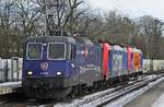 Ein seltener Gast am Niederrhein: Am 14.02.2021 zieht die 421 371-6 die 484 013 und die 482 039-5 durch Neuss S�d.