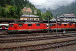 Eine SBB Re 8/8 in Form zwei gekuppelter Re II, die Re 4/4 11194 (Re 420 / 91 85 4 420 194-3 CH-SBB) und Re 4/4 11156 (Re 420 / 91 85 4 420 156-2 CH-SBB) hat am 02.08.2019 (leider bei Regen), mit dem