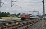 Eine SBB Re 460 fährt mit ihrem IR 90 durch Coppet. 
28. Juni 2021
