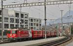 Aus Richtung Landquart kommt die Ge 4/4 II 633  Zuoz  am 29.03.2022 in Chur an. Diese Lok wurde als letzte Ge 4/4 II am 30.01.1985 bei der Rhätische Bahn in Betrieb genommen, sie wirbt für Radiotelevsiun Svizra Rumantscha.