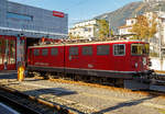 Die RhB Ge 6/6 II 704 „Davos“ steht am 01.11.2019 in Chur vor dem Lokschuppen.

Die Ge 6/6 II ist eine schwere Elektrolokomotive der Rhätischen Bahn (RhB). Die sechsachsigen Maschinen (Achsformel Bo'Bo'Bo') werden meistens im Güterzugdienst eingesetzt.

Zur Verstärkung des Lokomotivparks bestellte die RhB Mitte der 50er Jahre des vergangenen Jahrhunderts bei der schweizerischen Industrie eine leistungsstarke sechsachsige Gelenklokomotive. Zahlreiche Komponenten dieser Fahrzeuge mit geteiltem Lokomotivkasten wurden von der Ge 4/4 I übernommen.
Mitte 1958 erfolgte die Auslieferung der ersten beiden Prototypen. Die folgende Serie von fünf weiteren Fahrzeugen wurde 1965, mit leicht geänderter Front ohne Übergangstür, ausgeführt. Diese wurde bei den beiden Prototypen 1968/69 zugeschweißt. Ein Umbau der Front entsprechend der Serie 703 - 707 erfolgte jedoch erst Ende der 80er Jahre. Ab 1985 wurden die ersten Maschinen umlackiert und tragen seitdem eine rote Lackierung. 1998 erfolgte, wie zuvor schon bei den Ge 4/4 I, ein Austausch der Scherenstromabnehmer durch moderne Einholmstromabnehmer.

Über weite Jahre wurden diese Fahrzeuge hauptsächlich vor den Schnellzügen zwischen Chur und St. Moritz eingesetzt. Diese Aufgabe haben inzwischen die modernen Umrichterlokomotiven Ge 4/4 III übernommen. So sieht man sie heute meistens im Güterzugdienst.

Technisch entsprechen die Maschinen dem damaligen Stand: (Niederspannungs-) Stufenschalter und Einphasen-Reihenschlussmotoren. Die äußeren beiden Drehgestelle und die Fahrmotoren können mit den Ge 4/4 I ausgetauscht werden. Das Kastengelenk zwischen den beiden Lokhälften erlaubt nur vertikale Bewegungen. 

Technische Daten
Bezeichnung: Ge 6/6 II
Betriebsnummern: 701 - 707
Hersteller Kasten und Drehgestelle: SLM
Hersteller Elektrik: BBC, MFO
Baujahre: 1958 (701 und 702), 1965 (703 bis 707)
Anzahl Fahrzeuge: 7
Spurweite: 1.000 mm
Achsanordnung: Bo'Bo'Bo'
Länge über Puffer: 14.500 mm
Breite: 2.650 mm
Drehzapfenabstand: 8.600 mm (Der äußeren Drehgestelle)
Gesamtradstand: 11.100 mm
Achsabstand im Drehgestell: 2.500 mm
Triebraddurchmesser (neu): 1.070 mm
Dienstgewicht: 65,0 t
Höchstgeschwindigkeit: 80 km/h
Anhängelast: bei 45 ‰ 205 t / bei 35 ‰ 280 t
Fahrleitungsspannung: 11 kV, AC 16,7 Hz
Anzahl Fahrmotoren: 6 Stück (Typ 8SW570)
Max. Leistung am Rad: 1.776 kW (2.414 PS)
Max. Zugkraft am Rad: 213,9 kN
Dauerzugkraft am Rad: 135,4 kN
Getriebeübersetzung: 1 : 5,437
