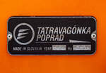Fabrikschild Tatravagónka Poprad (Slowakei), 2019, Fabriknummer 028, an dem vierachsigen Containertragwagen 48‘ («5L» Tragwagen) 33 85 4505 208-0 CH-WASCO der Gattung Sgmmns