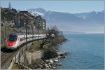 Internationaler Verkehr am Genfersee bei St-Saphorin: Ein SBB RABe 503 ist als EC 32 von Milano nach Genève unterwegs.