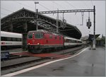 Die SBB Re 4/4 II 11149 (UIC N° 91 85 4 420 149-7 CH-SBB) mit dem IR 1904 von Sion nach Genève Aéroport beim kurzen Halt in Lausanne.