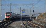 Zwei SBB RABe 511 fahren als RE nach Annemasse im neu gestalteten Bahnhof von Cully vorbei.